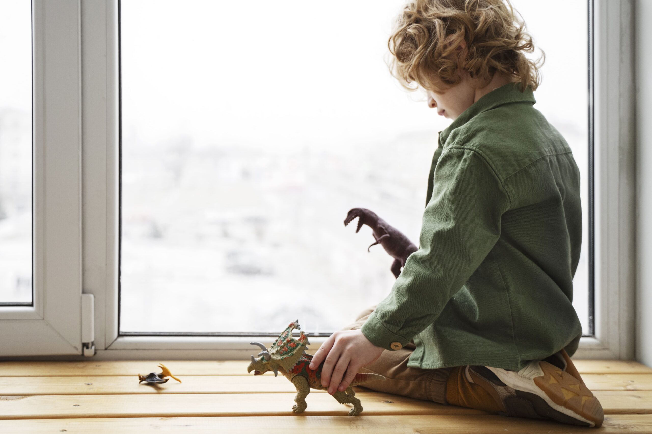 Read more about the article ¿Tu hijo/a te pide jugar todo el tiempo? La clave para enseñarle a jugar solo/a sin sentir culpa