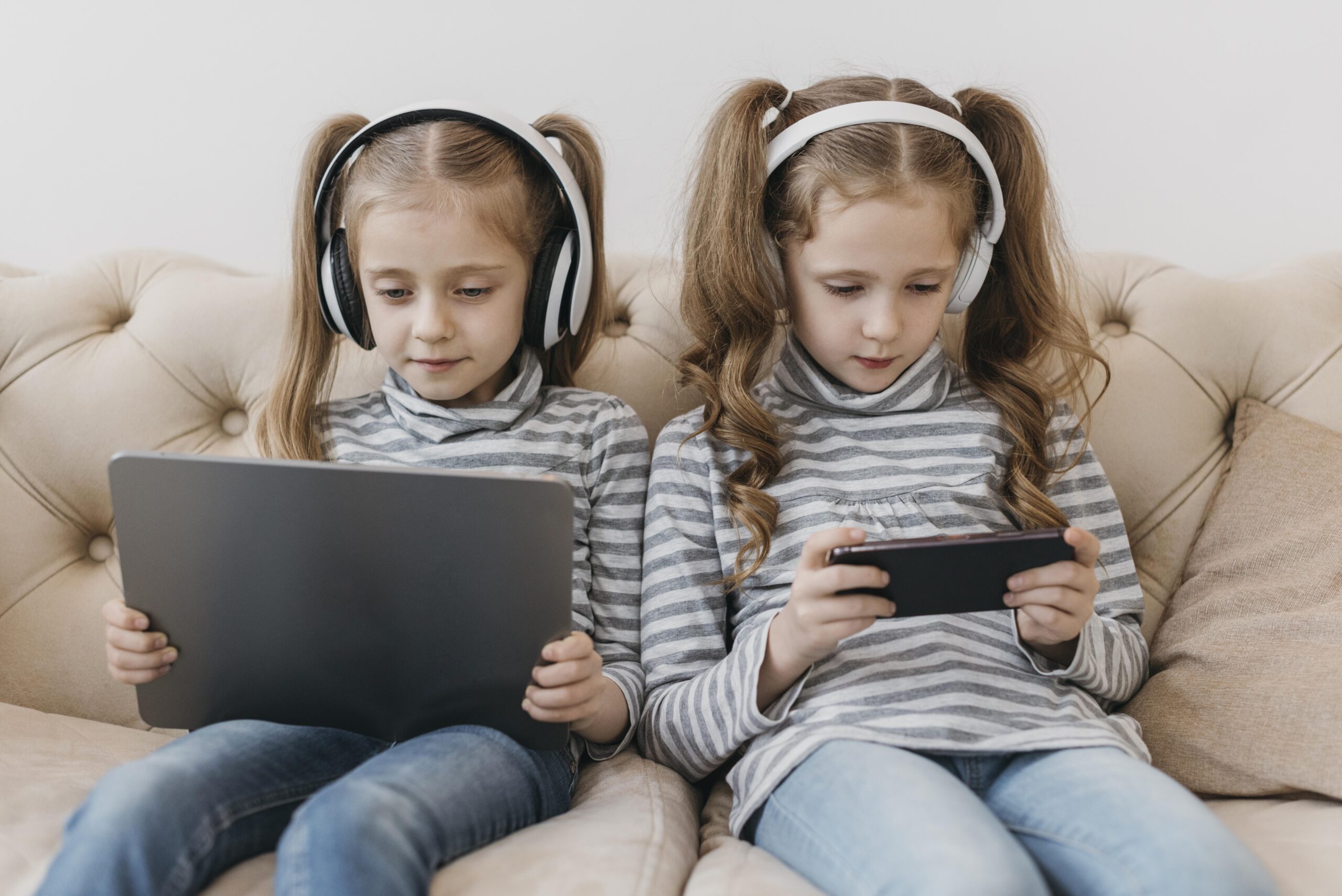 You are currently viewing Roblox cambia las reglas para proteger a los/as niños/as: ¿Cómo afectará la nueva restricción de mensajes privados?