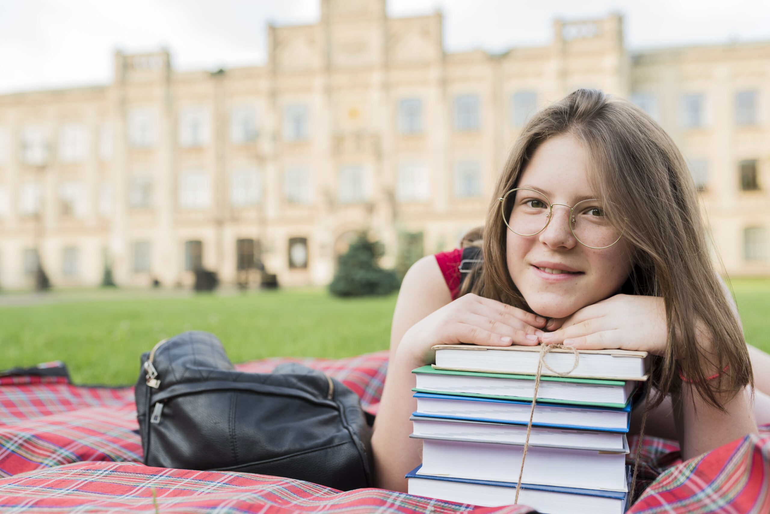 You are currently viewing Alumnos que cambian los móviles por libros: la iniciativa que elimina los deberes por dos semanas