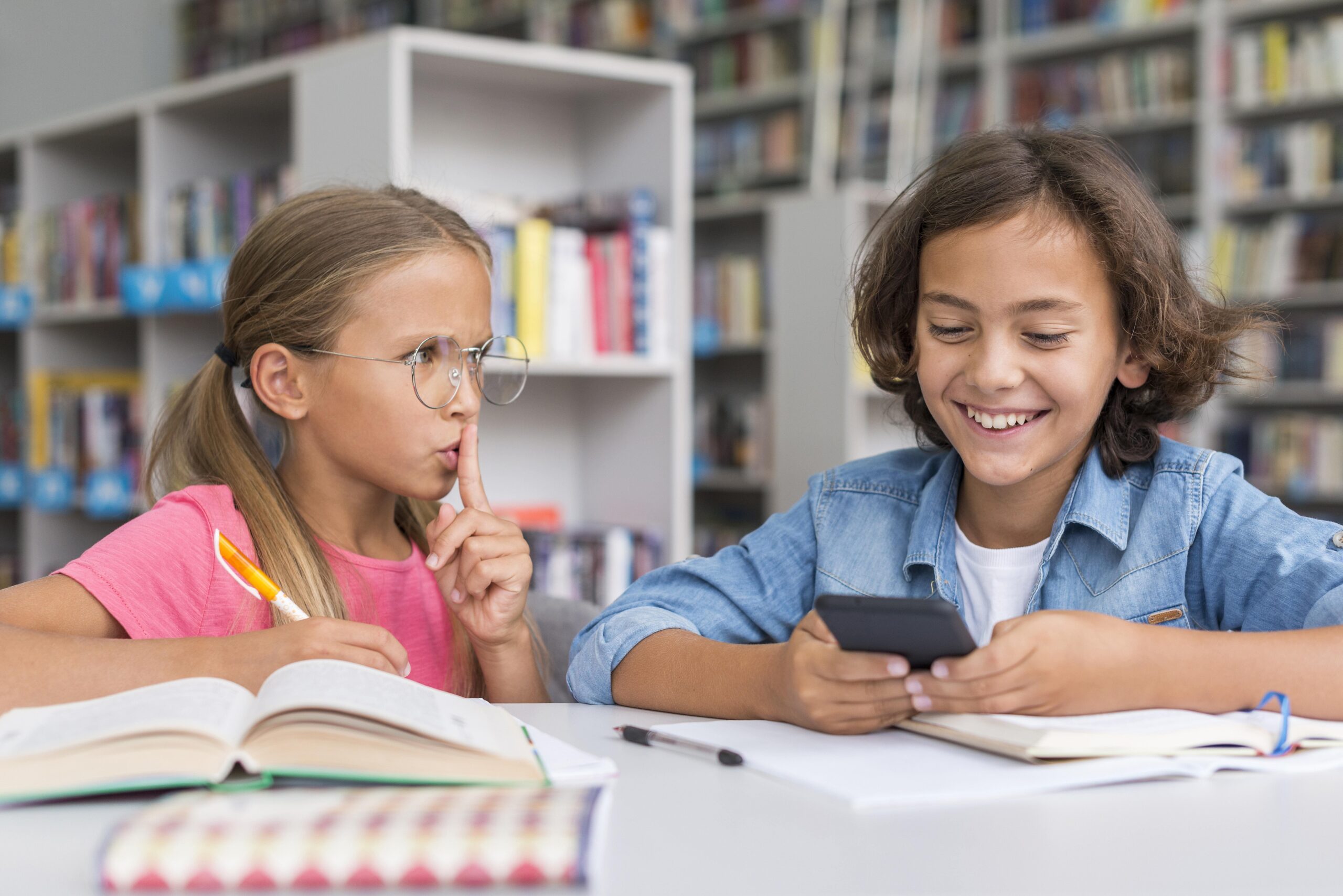 You are currently viewing Fundas magnéticas para móviles: la nueva medida para evitar distracciones en las aulas