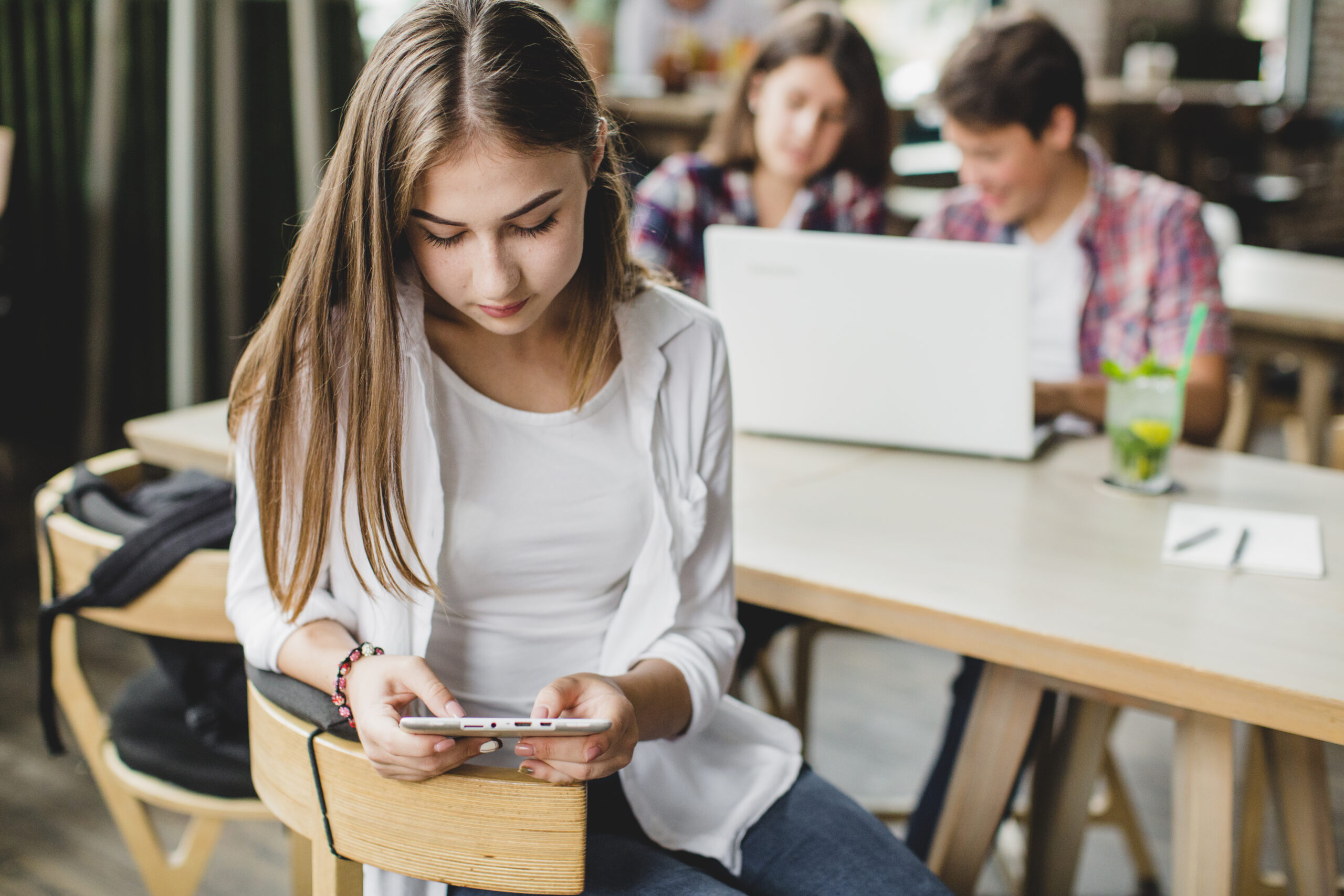 You are currently viewing ¿Sin móviles en clase? Así revolucionó esta escuela la convivencia y el aprendizaje