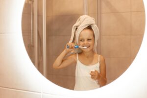 Read more about the article Haz que tu hijo/a se lave los dientes sin problemas con estos consejos prácticos