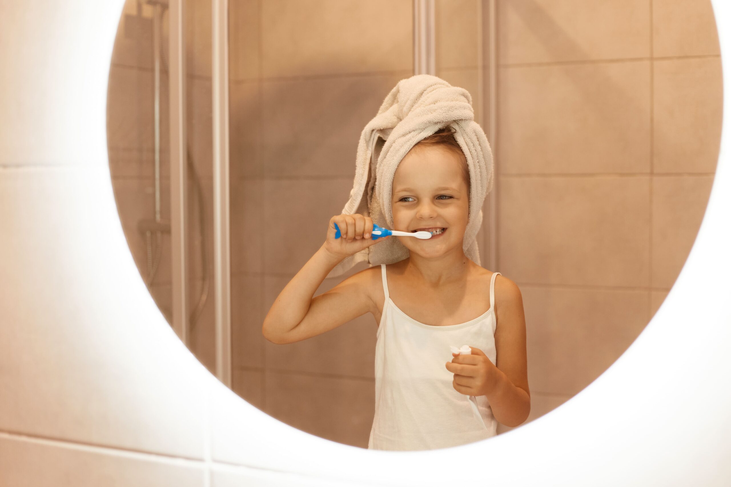 Read more about the article Haz que tu hijo/a se lave los dientes sin problemas con estos consejos prácticos