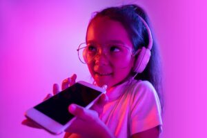 Read more about the article ¿Cuántos niños hacen uso de las redes sociales contra las normas?: Este estudio revela cifras alarmantes