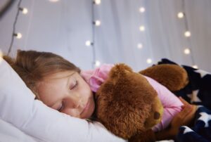 Read more about the article ¿Qué hacer si tu hijo interrumpe su sueño y viene a tu cama cada noche? Guía práctica para padres y madres