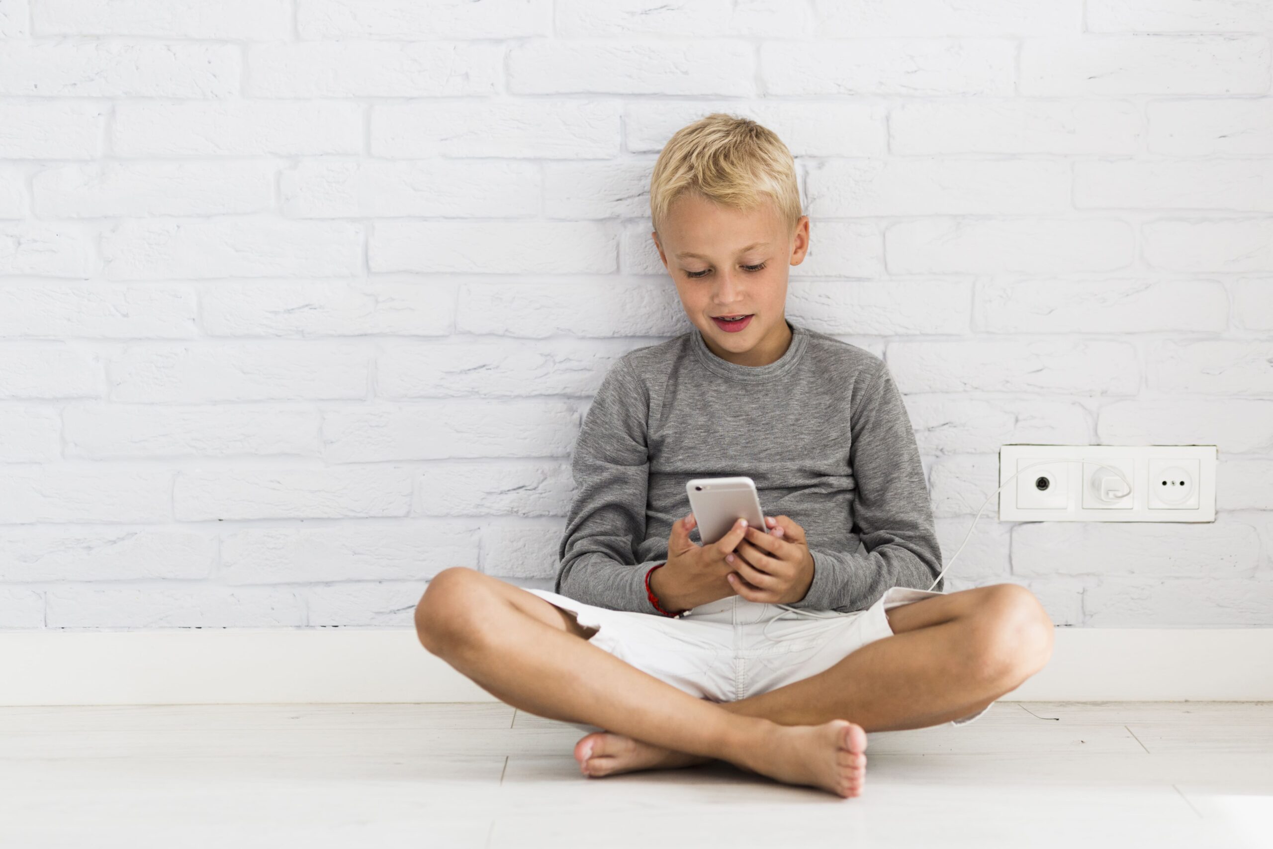 You are currently viewing Cómo la tecnología y la sobreprotección parental afectan la salud mental de los adolescentes: claves para padres