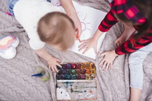 Read more about the article Transforma el caos en orden: cómo lograr que tu hijo/a limpie tras pintar o hacer manualidades