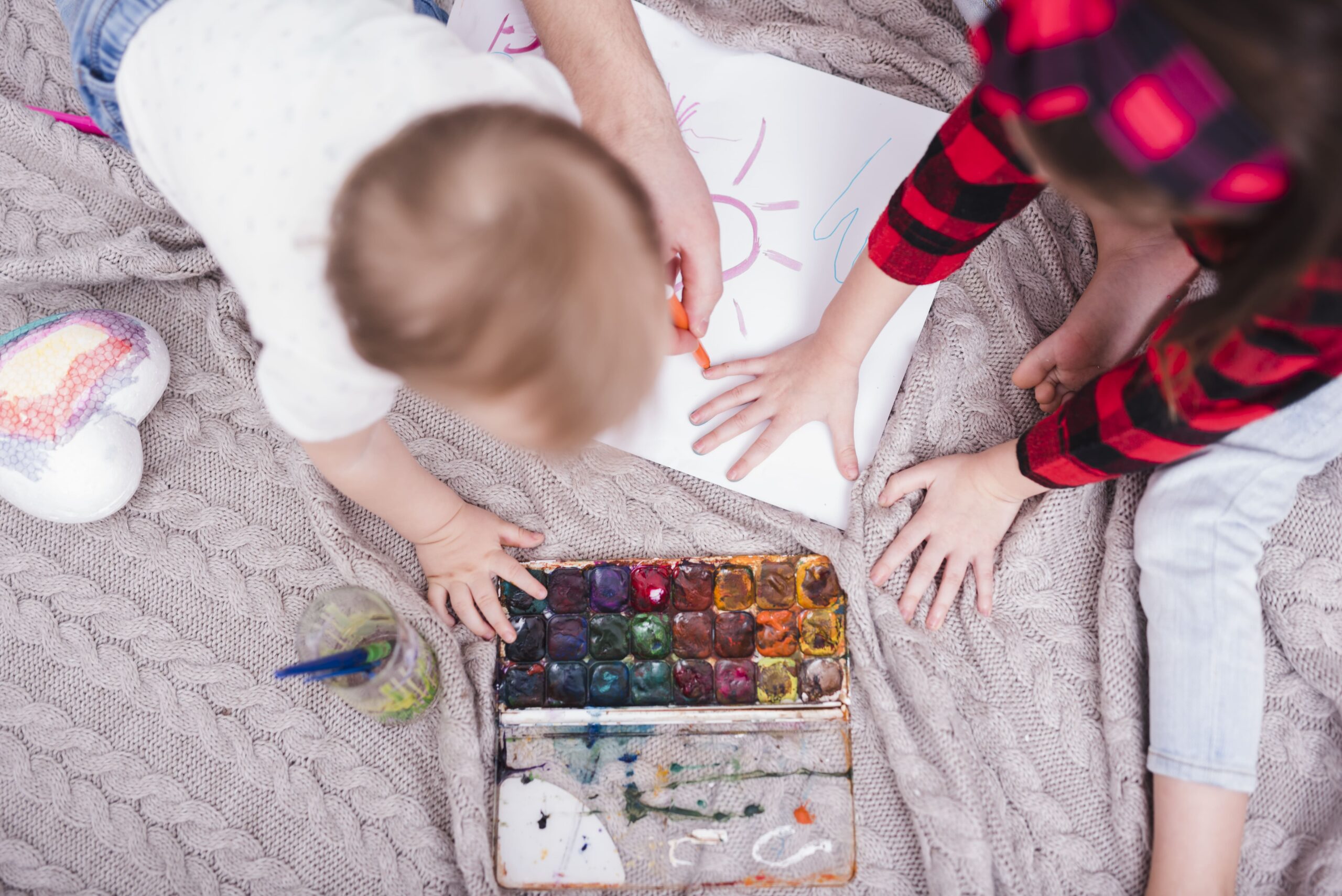Read more about the article Transforma el caos en orden: cómo lograr que tu hijo/a limpie tras pintar o hacer manualidades