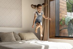 Read more about the article Cómo evitar que tu hijo/a salte en el sofá: consejos prácticos para padres y madres