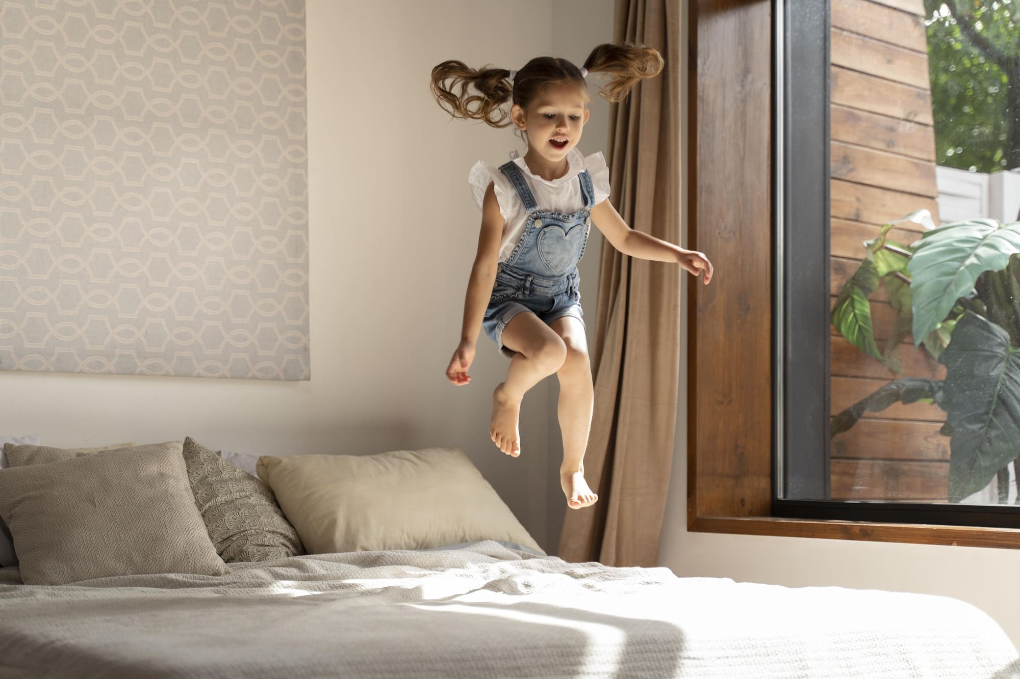 Read more about the article Cómo evitar que tu hijo/a salte en el sofá: consejos prácticos para padres y madres