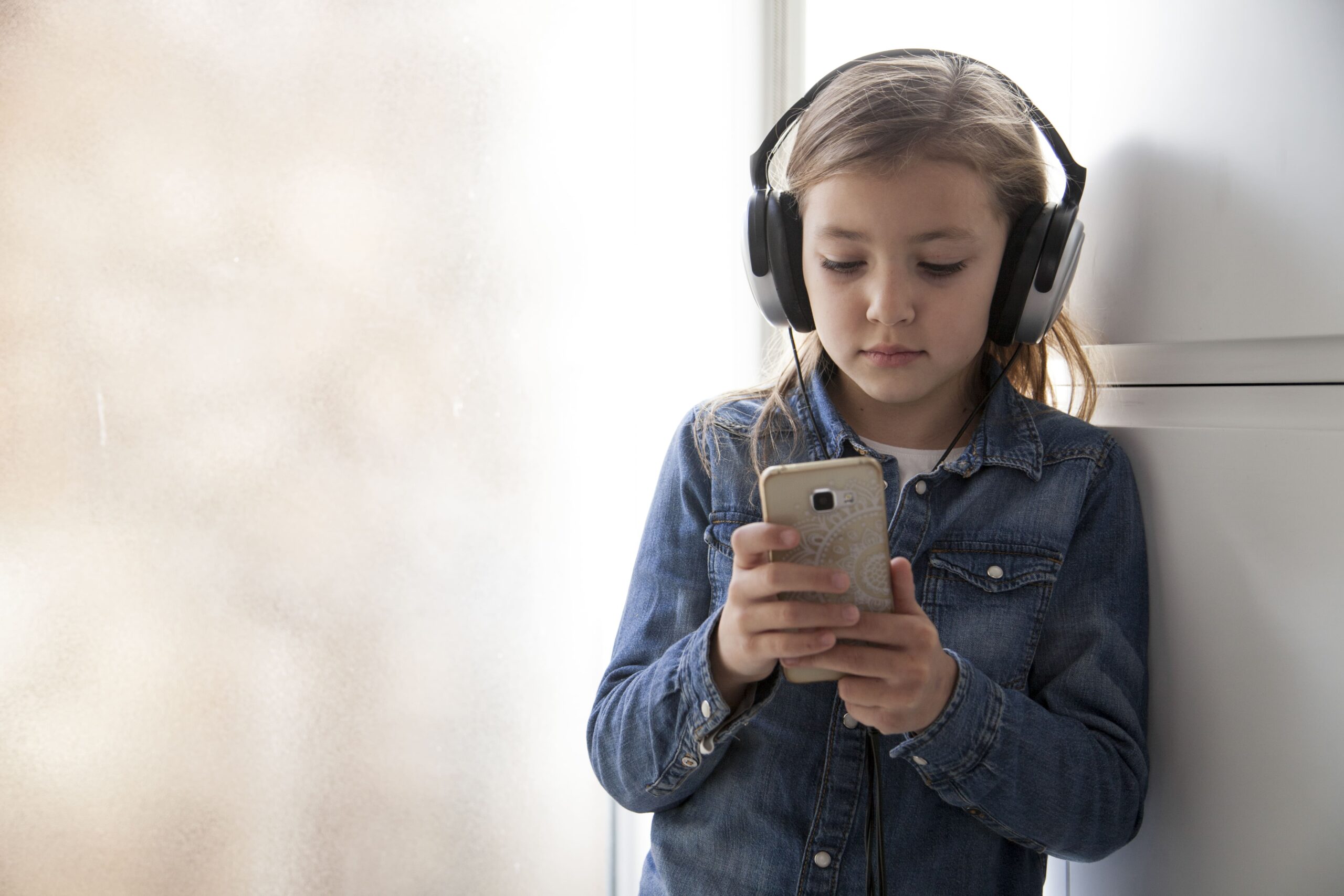Read more about the article Cómo proteger a tu hijo/a de los peligros ocultos en redes sociales: Guía esencial para padres