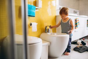 Read more about the article Cómo ayudar a tu hijo/a a superar el miedo de ir al baño solo/a: consejos efectivos