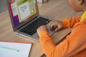 Read more about the article Siete comunidades autónomas regularán el uso de la tecnología en las aulas: más papel y menos pantallas en los colegios