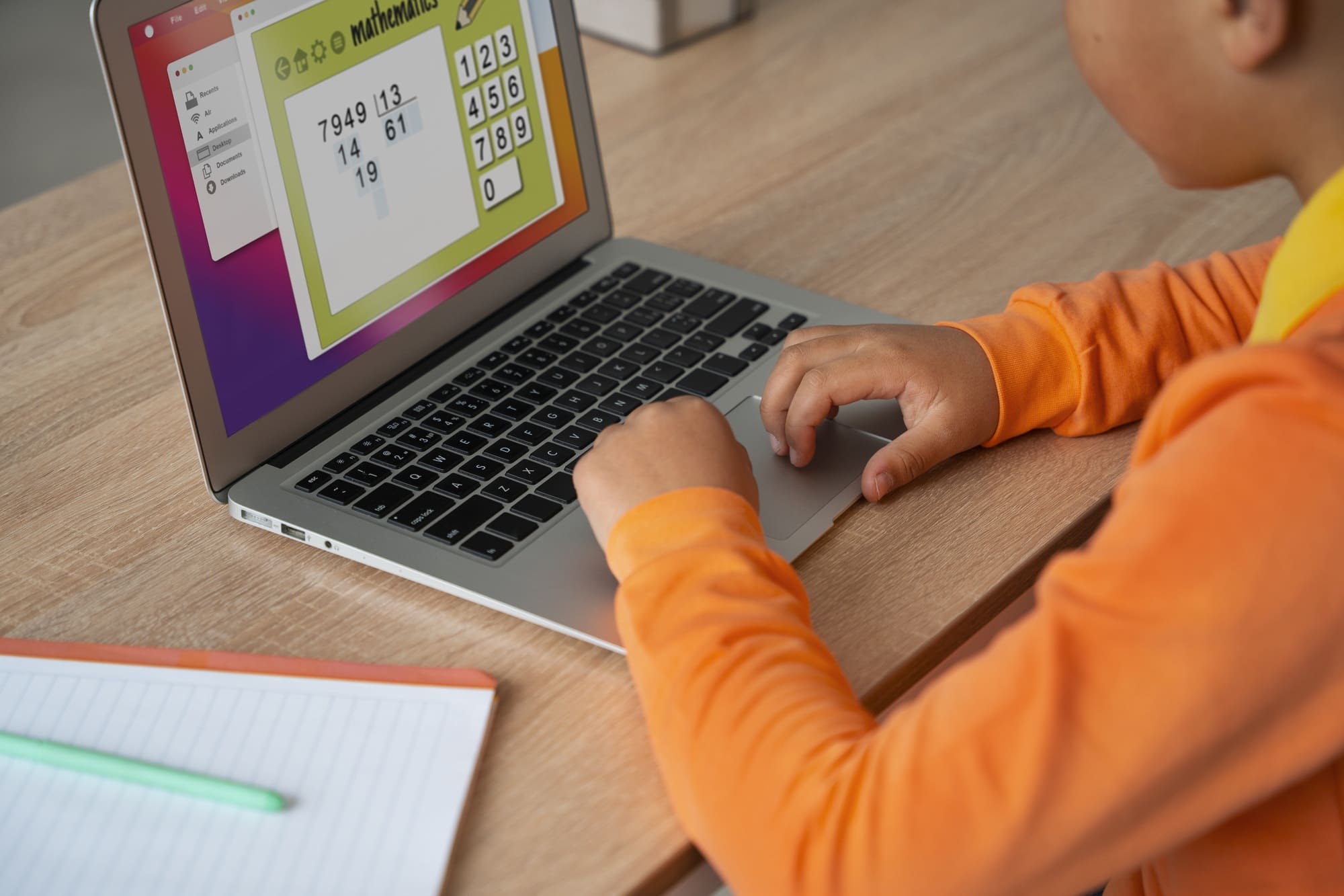 You are currently viewing Siete comunidades autónomas regularán el uso de la tecnología en las aulas: más papel y menos pantallas en los colegios