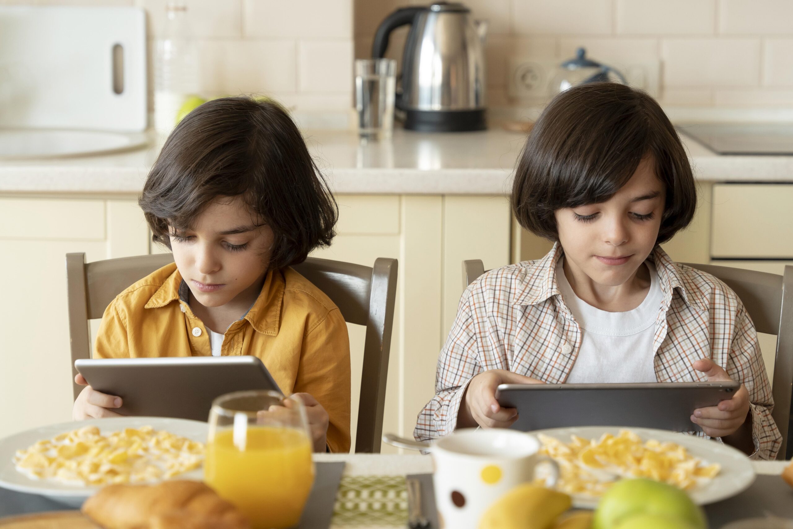 Read more about the article El 75% de los niños de 4 a 8 años come frente a pantallas: riesgos y consecuencias