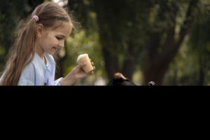 Read more about the article Mi hijo/a quiere acariciar a todos los animales desconocidos: cómo guiar a tu pequeño/a para interactuar con seguridad