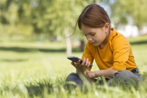 Read more about the article Adiós a los ‘deepfakes’ y cárcel por sexualizar a menores con IA: se aprueba la ley para proteger a los niños en Internet