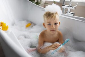 Read more about the article ¿Tu hijo/a no quiere ducharse? Guía práctica para padres y madres