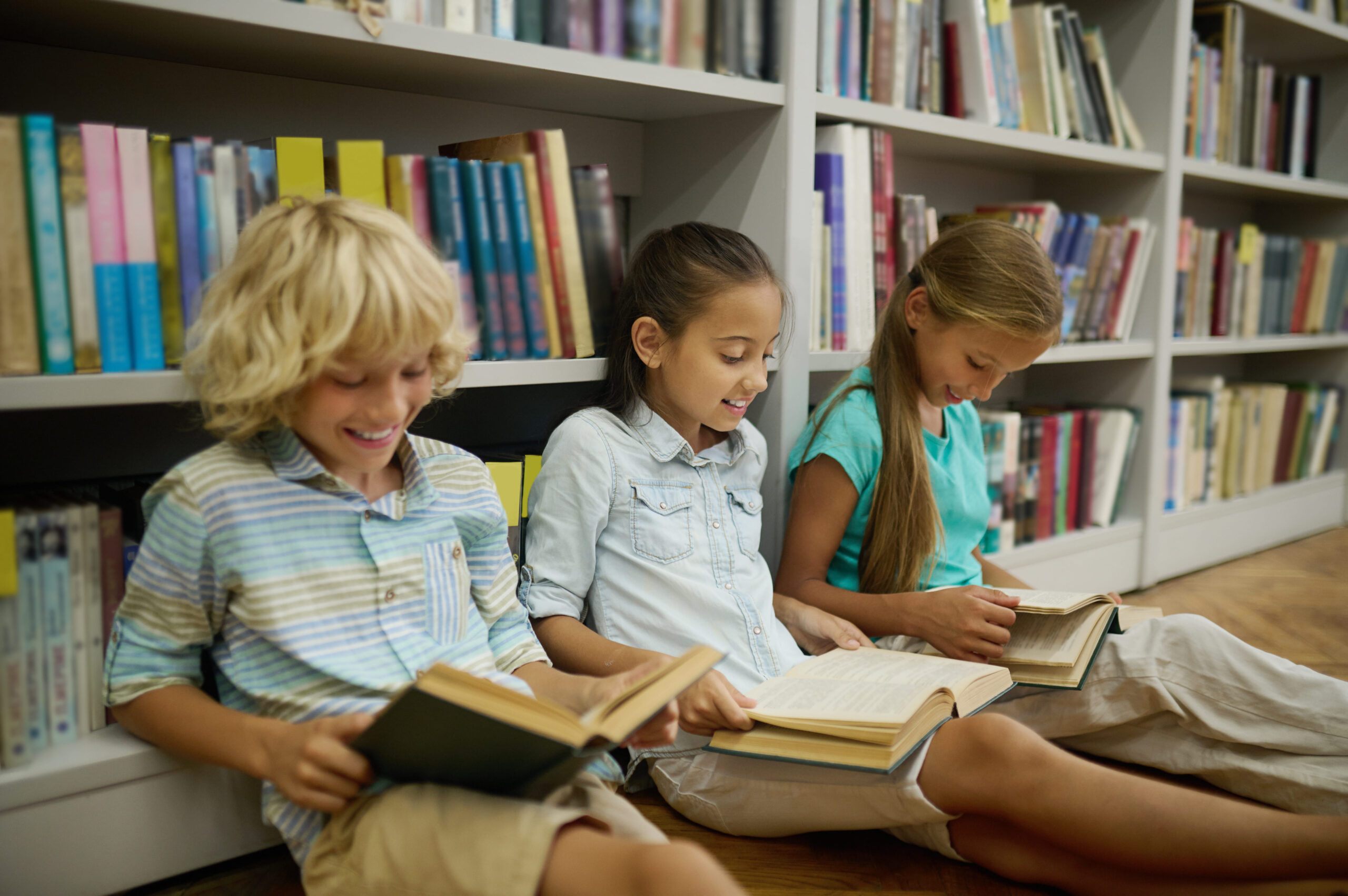 Read more about the article ¿Por qué algunos colegios de Vitoria están volviendo a los libros y reduciendo las pantallas en clase?