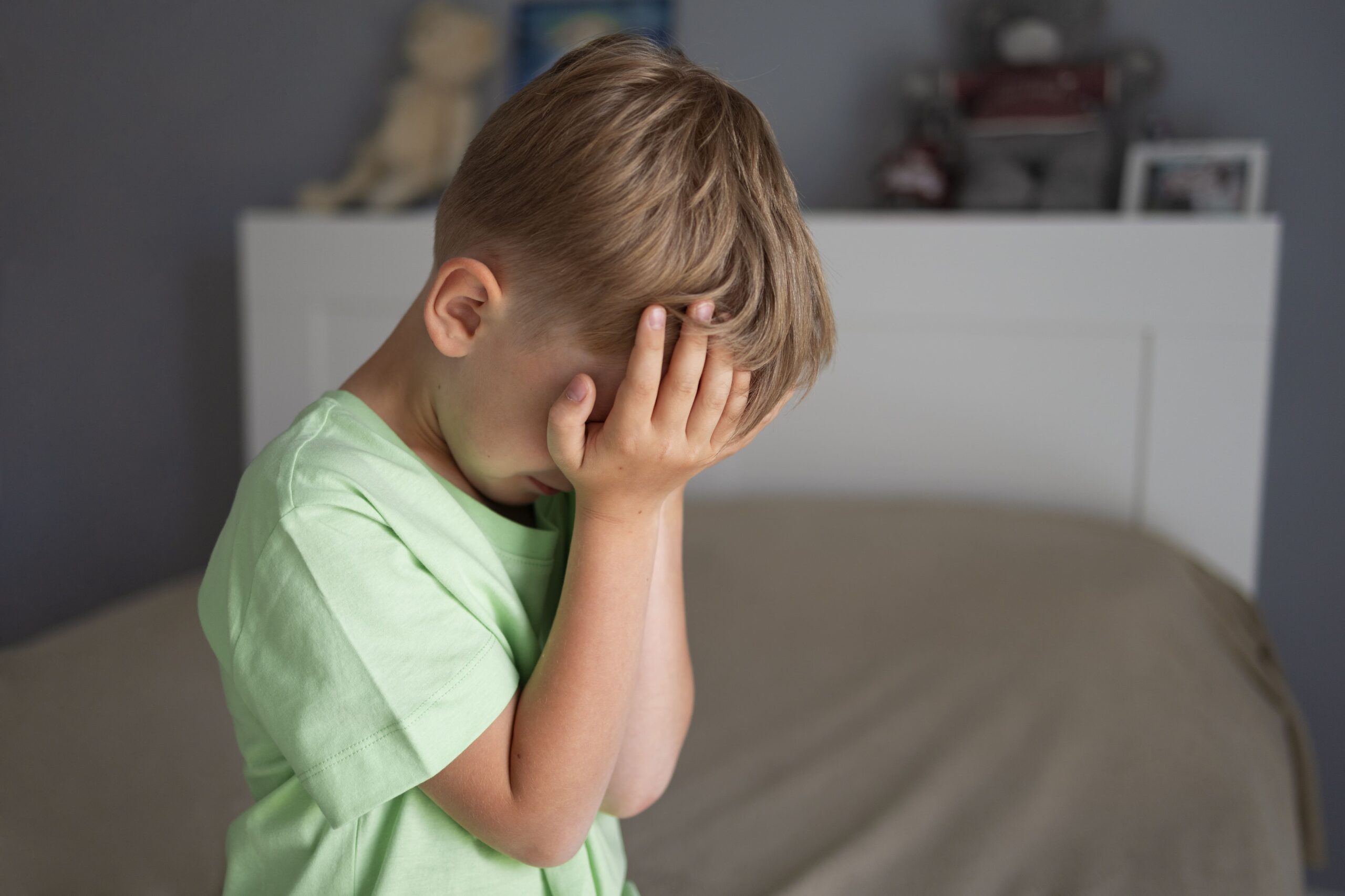 Read more about the article Cómo ayudar a tu hijo a superar la preocupación excesiva por el orden: guía práctica para padres y madres