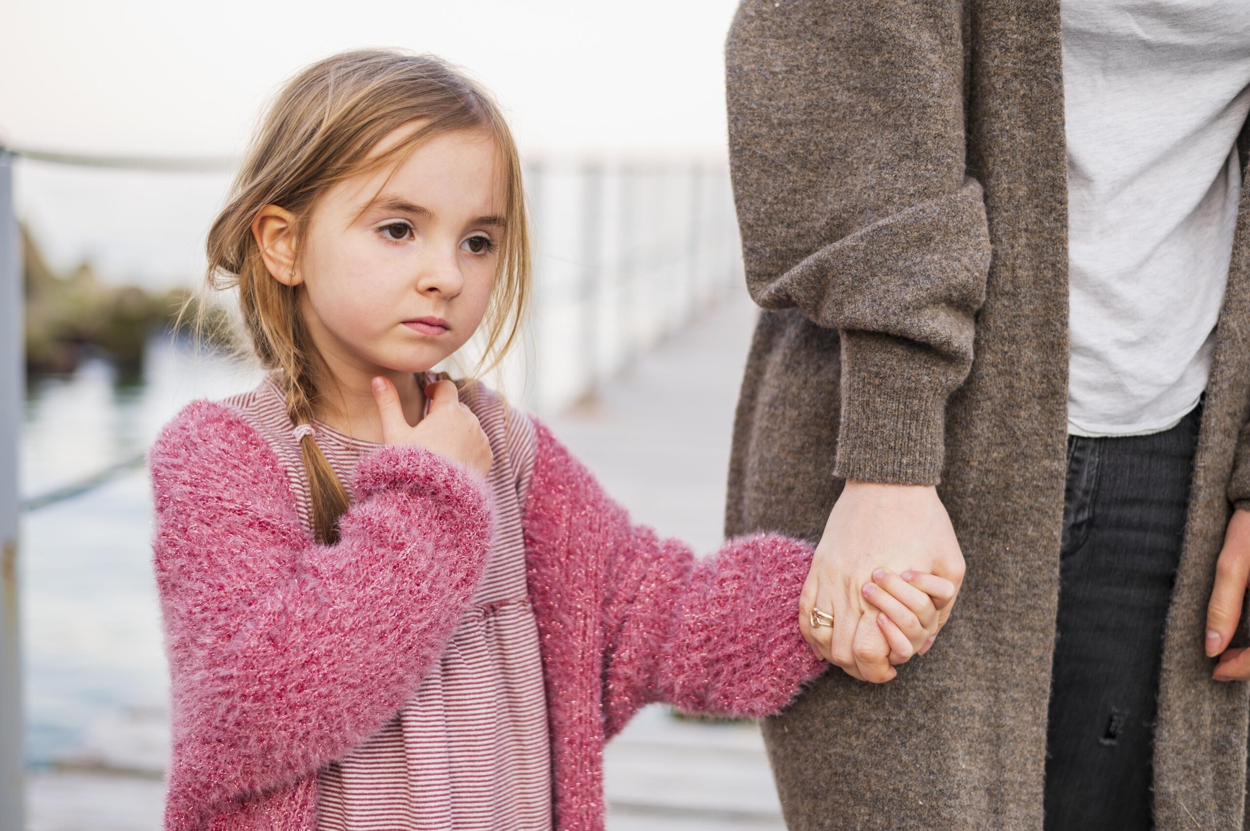 Read more about the article Mi hijo/a rechaza los abrazos o muestras de cariño en público: causas y soluciones