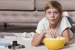 Read more about the article Cómo ayudar a tu hijo/a si se inquieta con ciertas escenas de películas: protégelo/a y acompáñalo/a