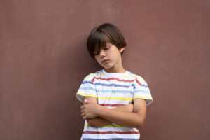 Read more about the article Cómo ayudar a tu hijo/a si siempre quiere ir el último/a en las filas o actividades: consejos prácticos para madres y padres