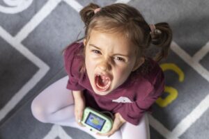 Read more about the article Mi hijo/a grita cuando está enfadado/a: causas y soluciones prácticas para padres y madres