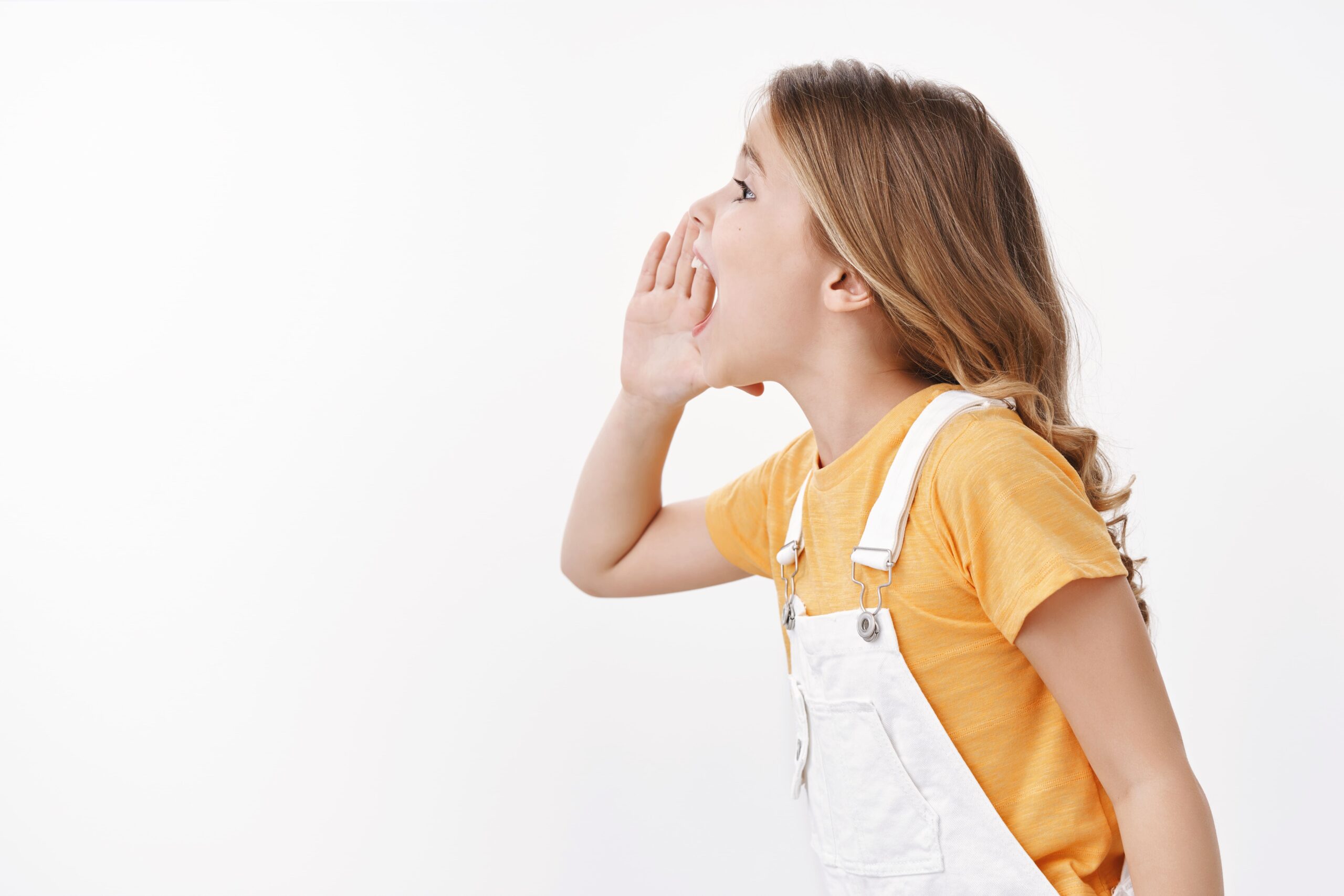 Read more about the article Cómo enseñar a tu hijo/a a regular el volumen de su voz: consejos para mejorar la comunicación familiar