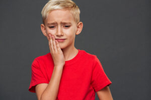 Niño con expresión triste en el rostro.