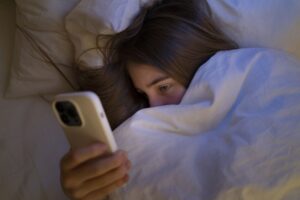 Read more about the article El uso de pantallas antes de dormir incrementa el insomnio en adultos: impacto en la calidad del sueño