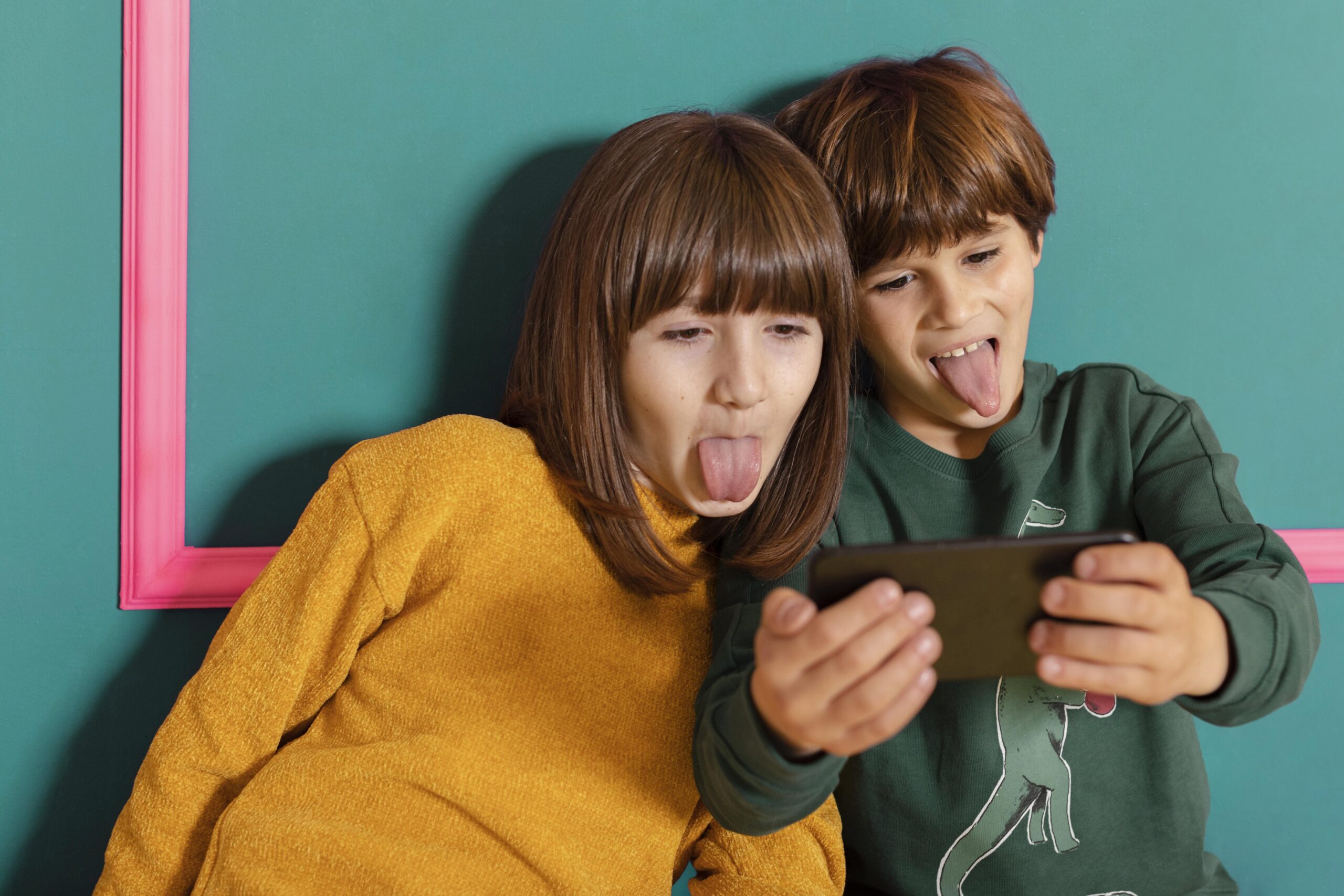 You are currently viewing El lado oscuro de TikTok, Instagram y Snapchat: guía práctica para acompañar a tu hijo/a sin invadir su privacidad