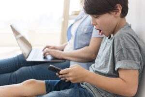 Read more about the article ¿Usas mucho el móvil? Expertos proponen medir el uso de pantallas como si fuera consumo de alcohol