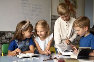 Niños de primaria leyendo en el aula.