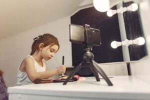 Descubre cómo guiar a tus hijos para que pasen de consumidores digitales a creadores creativos y autónomos. Estrategias prácticas para padres.