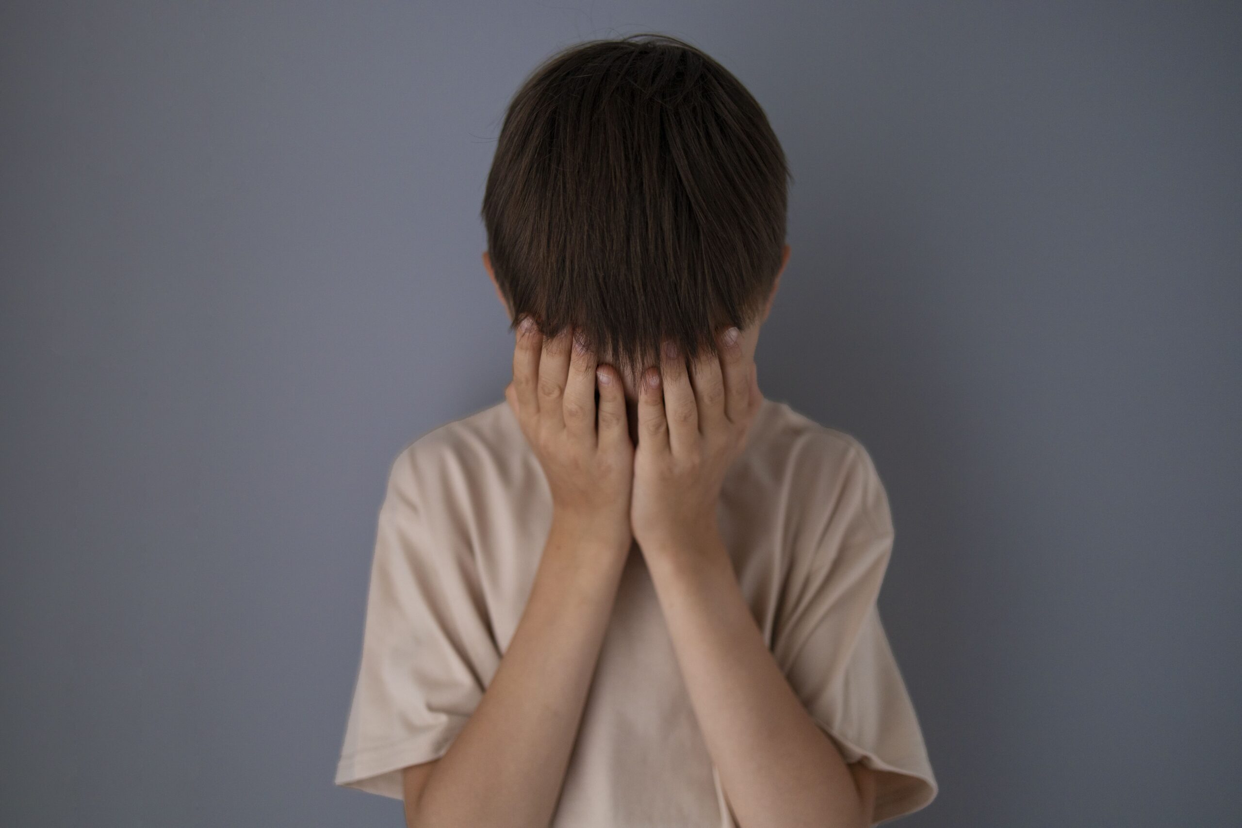You are currently viewing Cómo ayudar a tu hijo/a a superar el miedo de ser el último en completar una tarea escolar: guía para padres y madres