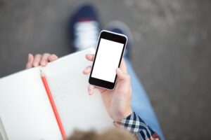 Read more about the article Cataluña prohíbe móviles en ESO y limita tecnología en Infantil: cambios en las aulas a partir de septiembre 2025