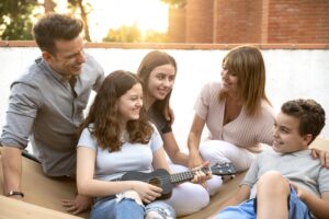 ¿Tu hijo solo quiere estar con sus amigos y evita los planes en familia?