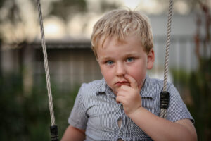 Read more about the article Mi hijo es muy tímido, ¿qué puedo hacer? Guía clara y efectiva para padres preocupados
