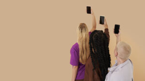 Niños utilizando tecnología mientras envía mensajes digitales, reflejando los nuevos hábitos de comunicación de la Generación Alfa